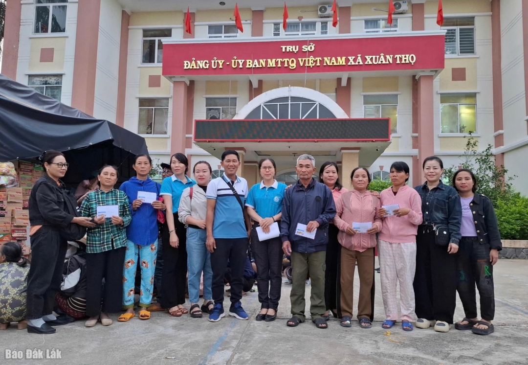 Đại diện Hội LHPN tỉnh và đơn vị đồng hành