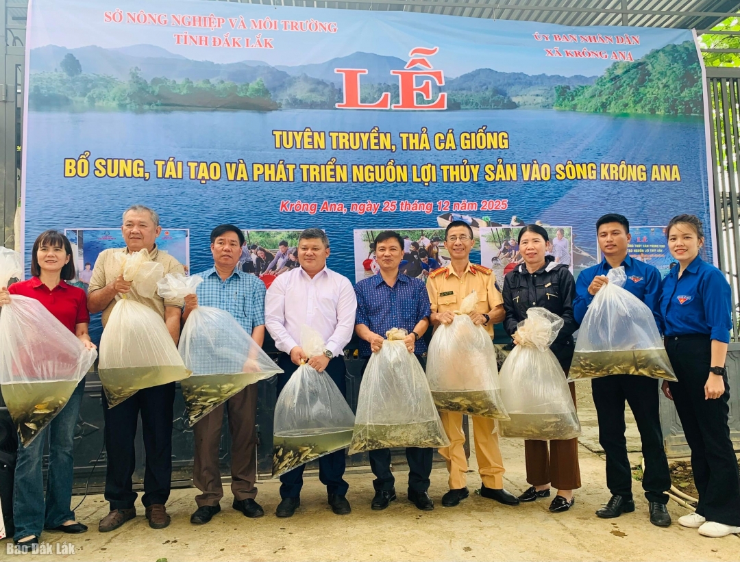 Các đại biểu tham gia buổi lễ thả cá giống