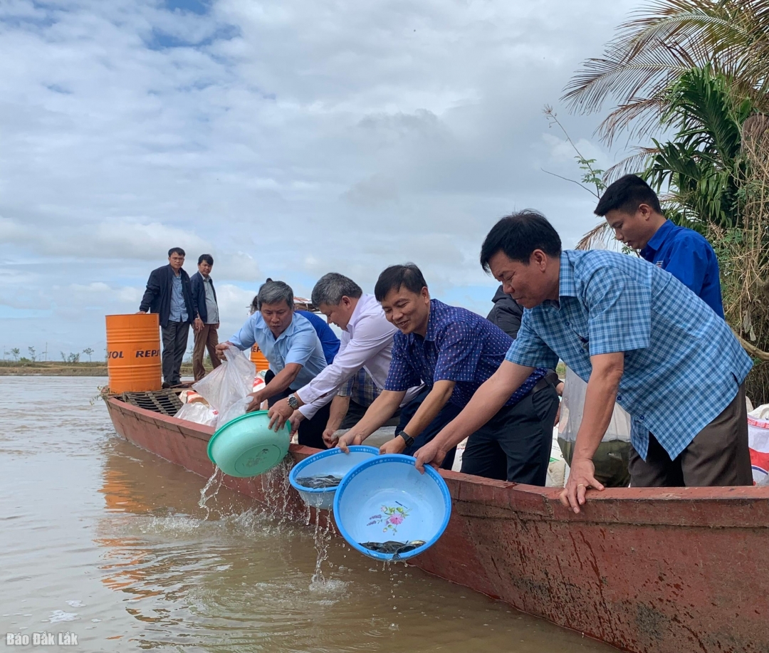 Các đại biểu thực hiện nghi thức thả cá giống ra sông Krông Ana