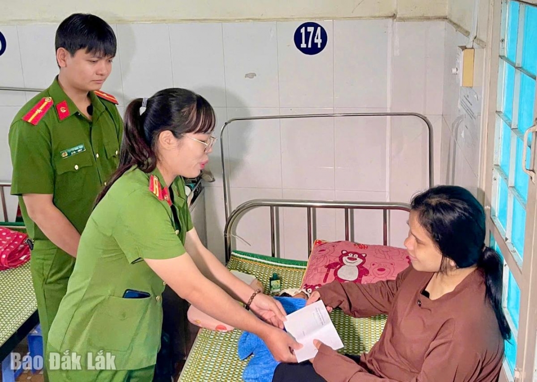 Cán bộ Công an xã Hòa Thịnh thăm hỏi, trao quà động viên sản phụ Trịnh Thị Kim Lan.