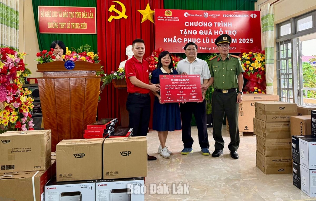 Giám đốc Techcombank chi nhánh Đắk Lắk Dương Hồng Thành; Thượng tá Lê Thành Tâm, Phó Trưởng Phòng An ninh kinh tế trao biển biểu trưng số tiền hỗ trợ trang thiết bị dạy và học cho Trường THPT Lê Trung Kiên.
