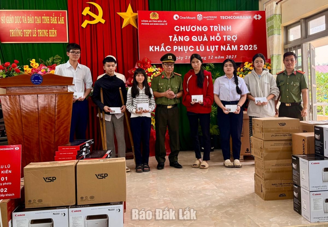 Thượng tá Lê Thành Tâm, Phó Trưởng Phòng An ninh kinh tế, trao quà hỗ trợ học sinh có hoàn cảnh khó khăn.