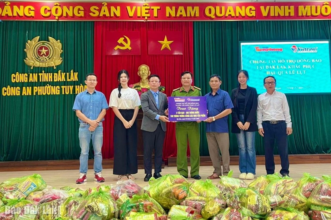 Nhà báo Phùng Công Sưởng (người thứ 3 từ trái sang) và đại diện Tập đoàn Vietravel trao bảng tượng trưng hỗ trợ 3 tấn gạo và nhu yếu phẩm cho người dân phường Tuy Hòa. Ảnh: Hoa Siêm