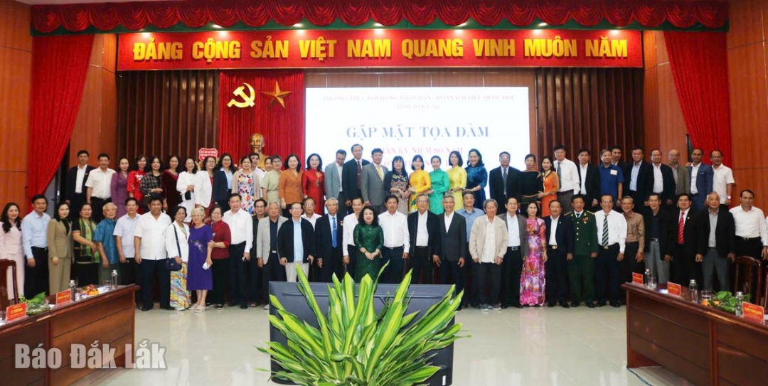 Các thế hệ đại biểu Quốc hội và Hội đồng nhân dân chụp hình lưu niệm tại buổi gặp mặt.