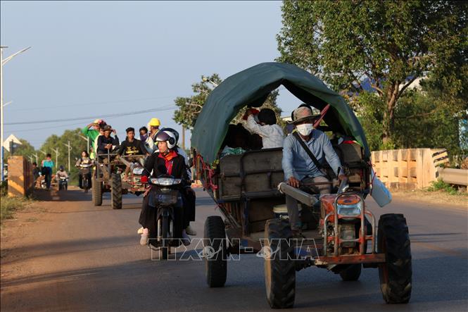 Người dân Campuchia đi sơ tán tránh xung đột, tại Siem Reap ngày 8/12/2025. Ảnh: TTXVN