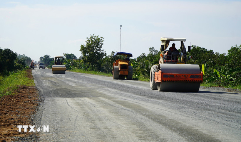 Nhà thầu “chạy nước rút”, đẩy nhanh tiến độ Dự án nâng cấp quốc lộ 30, đoạn Cao Lãnh - Hồng Ngự (giai đoạn 3). Ảnh: TTXVN