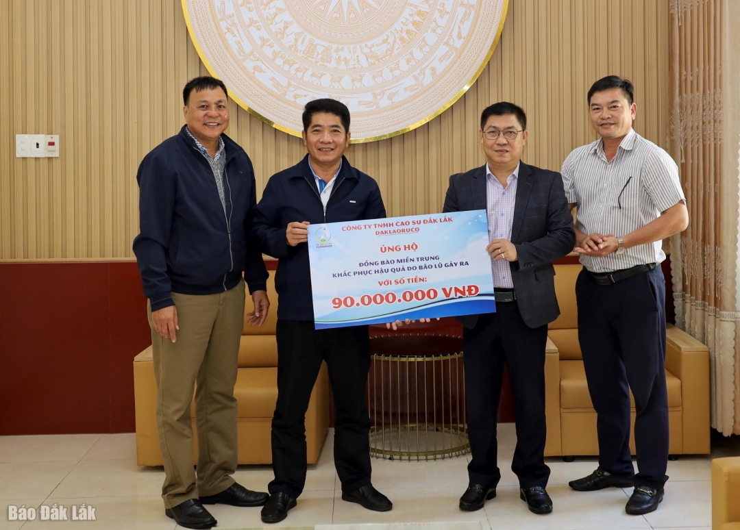 Đại diện lãnh đạo Công ty TNHH Cao su Đắk Lắk trao 90 triệu đồng ủng hộ đồng bào bị thiệt hại do mưa lũ.