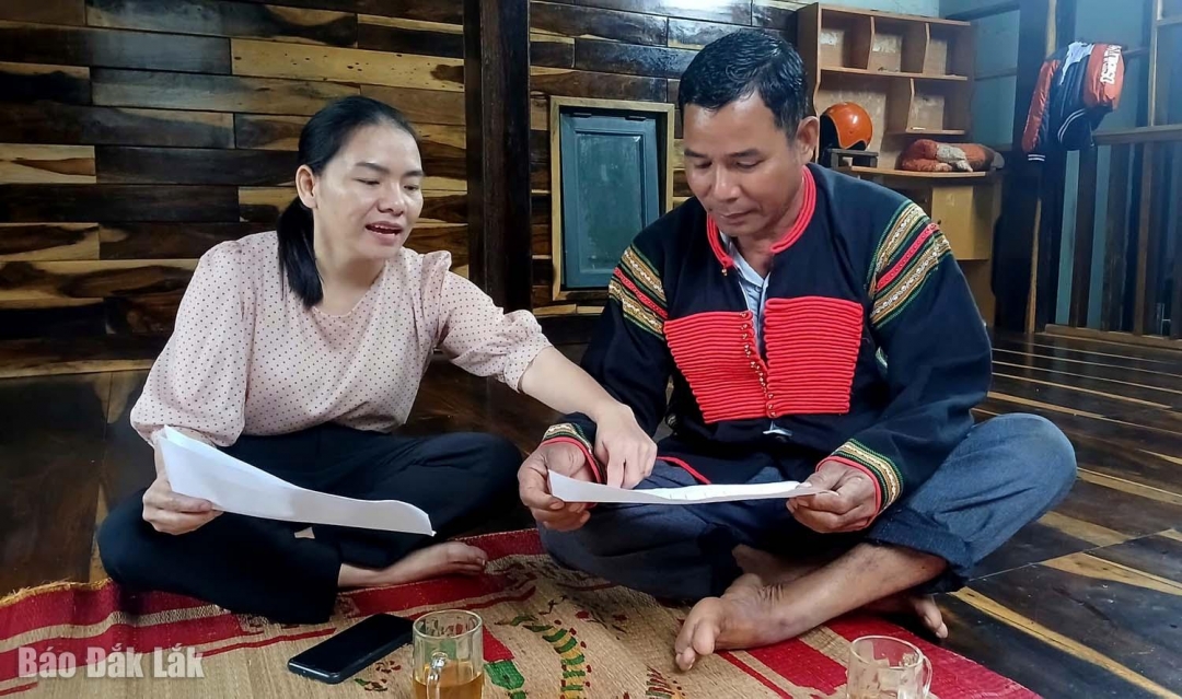 Cán bộ xã Quảng Phú làm việc với ông Y Hiao Ênuôl, Trưởng buôn Lang về danh sách chuẩn bị khởi công xây nhà cho người dân theo Chương trình 1719