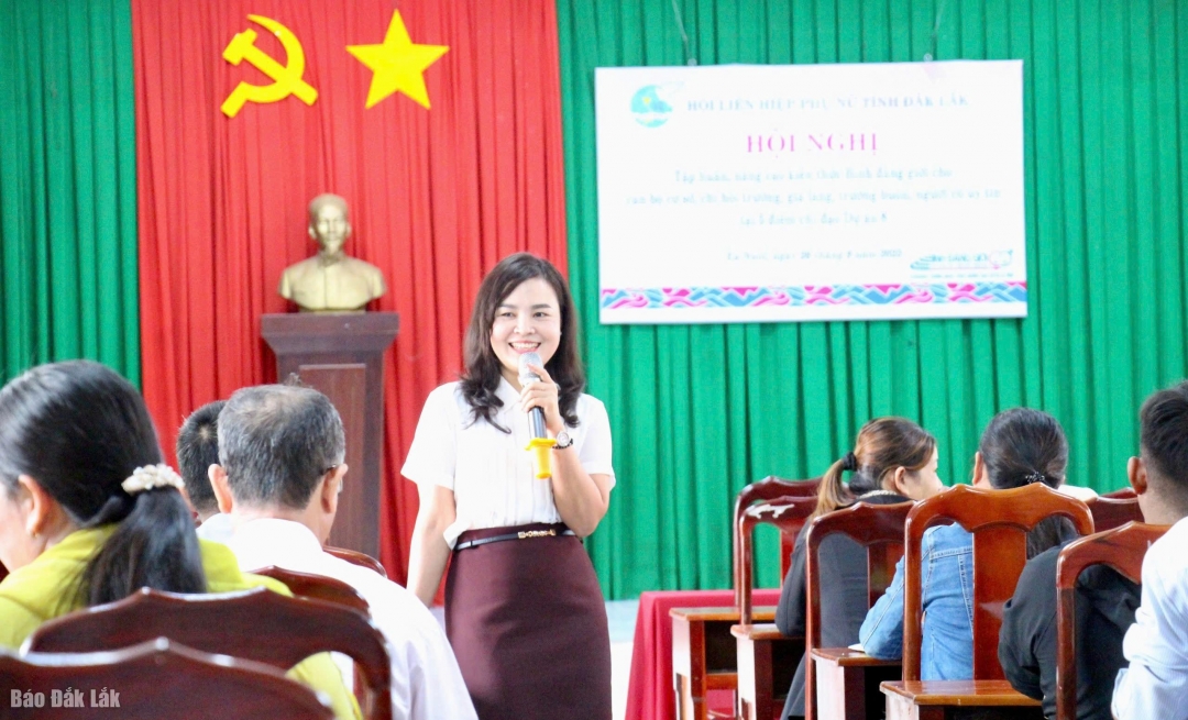 Phó Chủ tịch Thường trực Hội LHPN tỉnh Kim Thoa Adrơng tập huấn, nâng cao kiến thức bình đẳng giới tại xã Ea Nuôl.