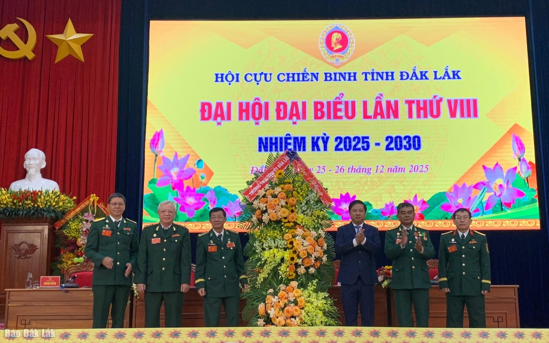 Bí thư Tỉnh ủy Lương Nguyễn Minh Triết tặng hoa chúc mừng đại hội