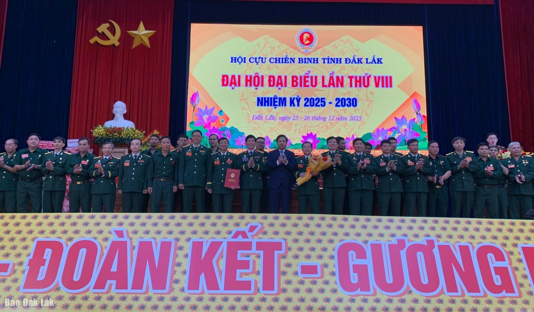 Đại hội công bố quyết định chỉ định BCH Hội CCB tỉnh và tặng hoa BCH.