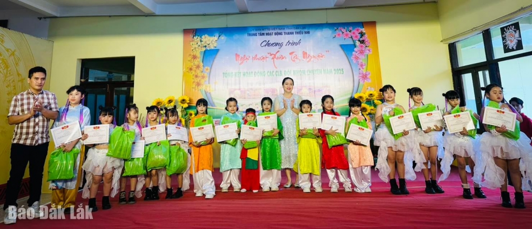 Ban Giám đốc Trung tâm Hoạt động Thanh thiếu nhi tỉnh tặng giấy khen cho các cá nhân xuất sắc. 