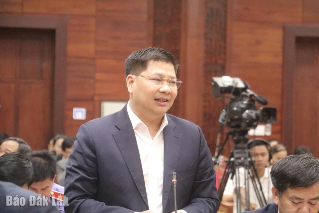 Giám đốc Sở Xây dựng Cao Đình Huy phát biểu thảo luận. Ảnh: Vạn Tiếp