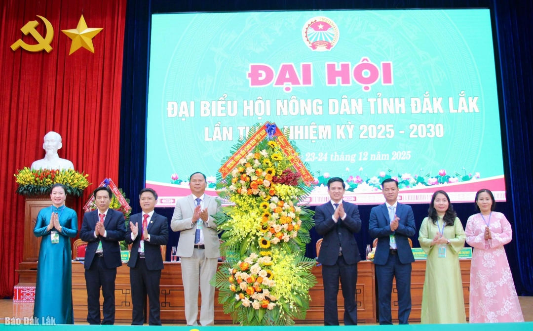 Phó Chủ tịch Trung ương Hội Nông dân Việt Nam Phạm Tiến Nam tặng hoa chúc mừng đại hội.