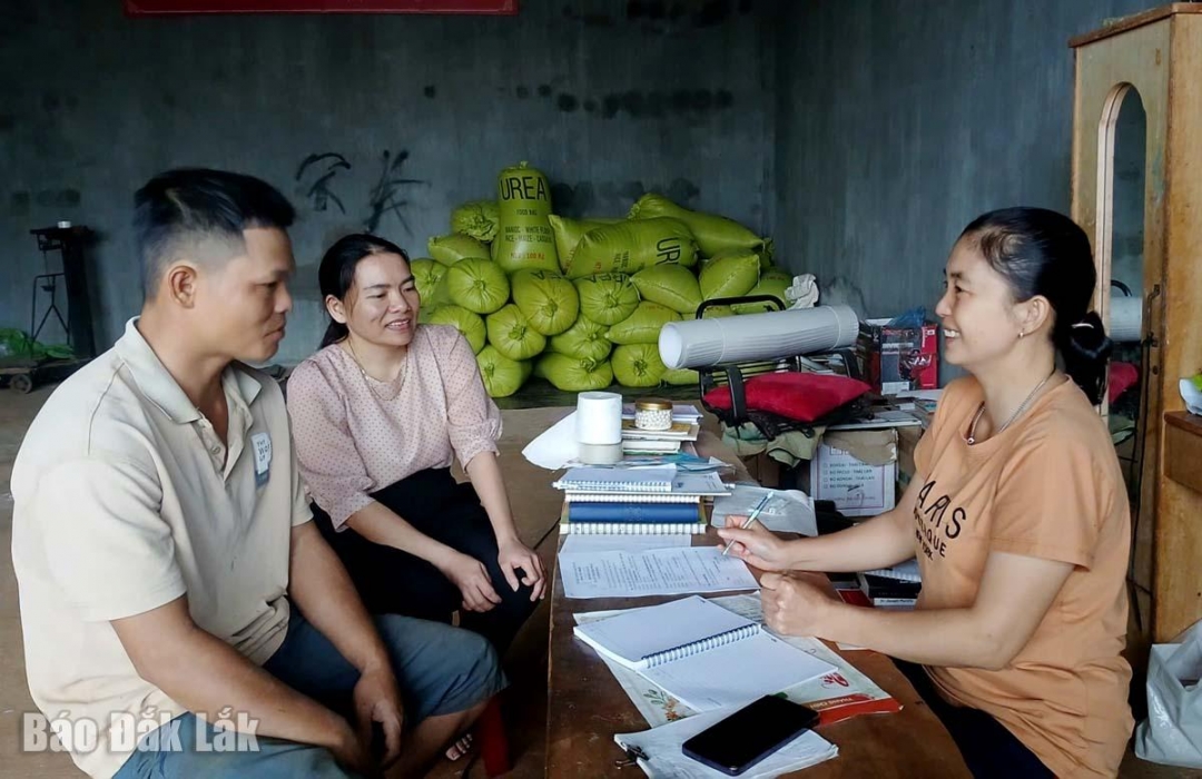 Bà Triệu Thị Châu (bìa phải), Giám đốc HTX NN & DV Bình Minh trao đổi công việc với cán bộ xã Quảng Phú và xã viên trong HTX