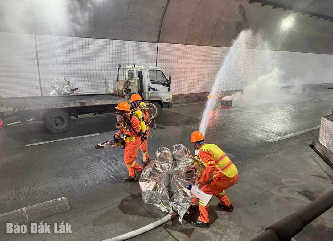 Lực lượng phòng cháy chữa cháy và cứu nạn cứu hộ triển khai thực tập dập tắt đám cháy trong hầm.