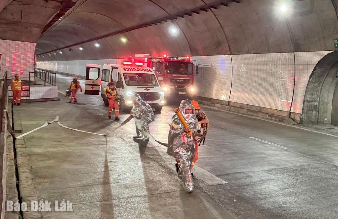 Phương tiện, lực lượng phòng cháy chữa cháy và cứu nạn cứu hộ được huy động đến hiện trường.