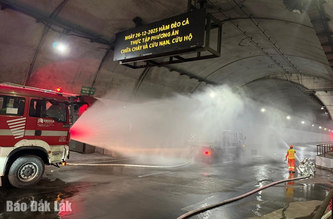 Lực lượng thực tập dùng xe chữa cháy dập đám cháy.