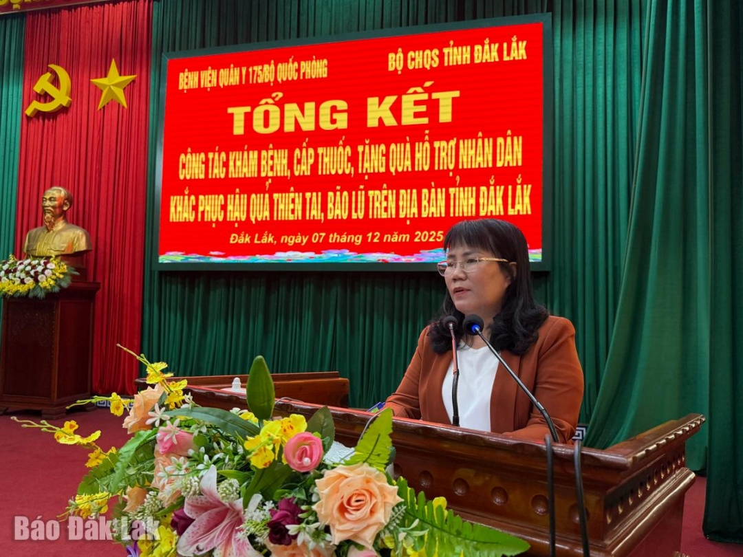 Đồng chí Hồ Thị Nguyên Thảo, Ủy viên Ban Thường vụ Tỉnh ủy, Phó Chủ tịch Thường trực UBND tỉnh thay mặt lãnh đạo tỉnh cảm ơn đội ngũ y bác sĩ