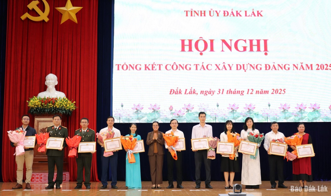 Phó Bí thư Tỉnh ủy Huỳnh Thị Chiến Hòa trao bằng khen cho các cá nhân có thành tích tiêu biểu, xuất sắc trong công tác tham mưu chuẩn bị và tổ chức thành công Đại hội đại biểu Đảng bộ tỉnh lần thứ I, nhiệm kỳ 2025 - 2030.