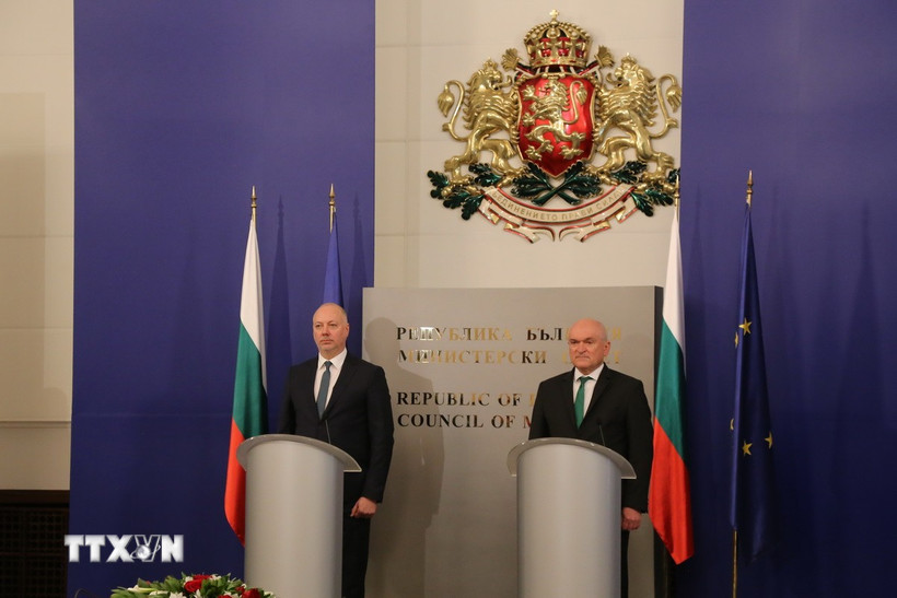 Thủ tướng Bulgaria Rosen Zhelyazkov (trái) sau lễ tuyên thệ nhậm chức của Chính phủ mới, tại Sofia ngày 16/1/2025. Ảnh: TTXVN