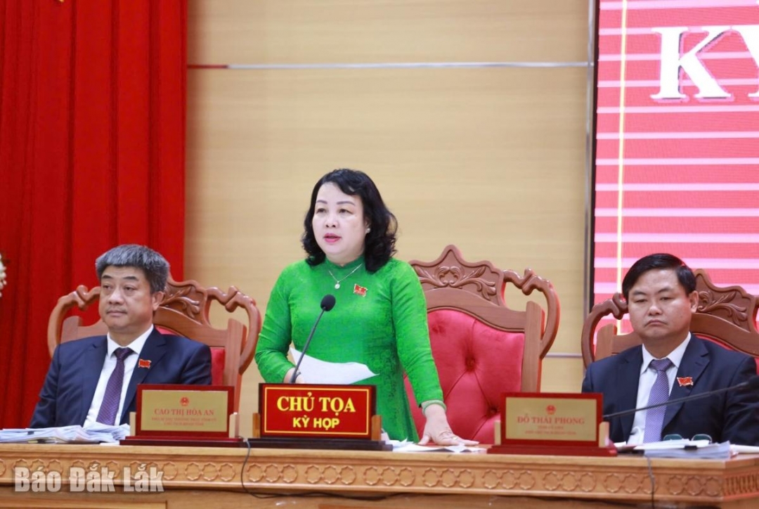 Chủ tọa điều hành phiên thảo luận. Ảnh: Vạn Tiếp