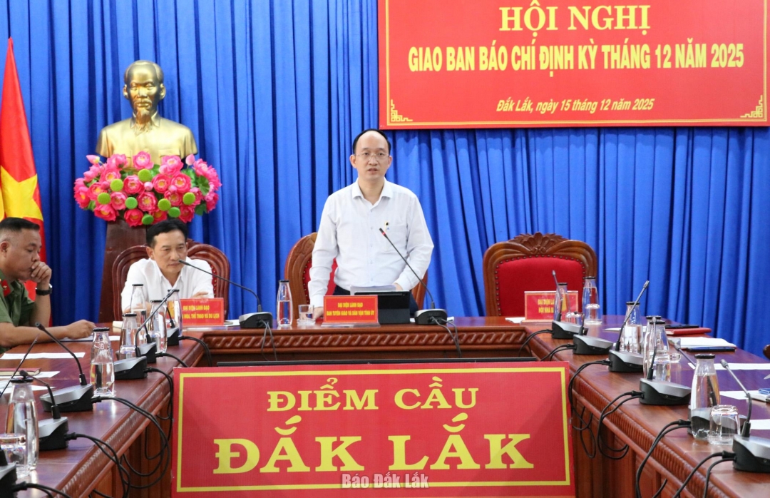 Phó Trưởng Ban Tuyên giáo và Dân vận Tỉnh ủy Trần Minh Trí phát biểu kết luận hội nghị giao ban.