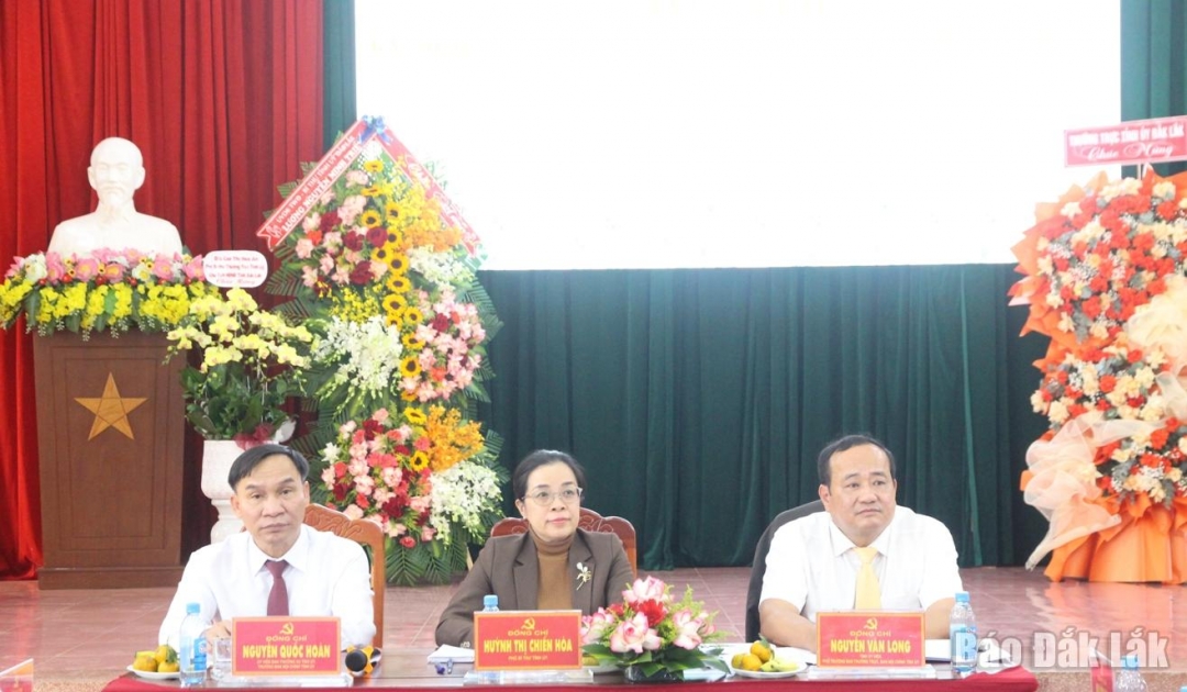 Các đồng chí chủ trì buổi tọa đàm.