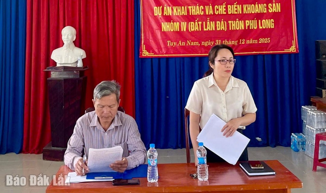 Chủ tịch Ủy ban MTTQ Việt Nam xã Tuy An Nam Trần Thị Vân Anh thông tin cho người dân về dự án.