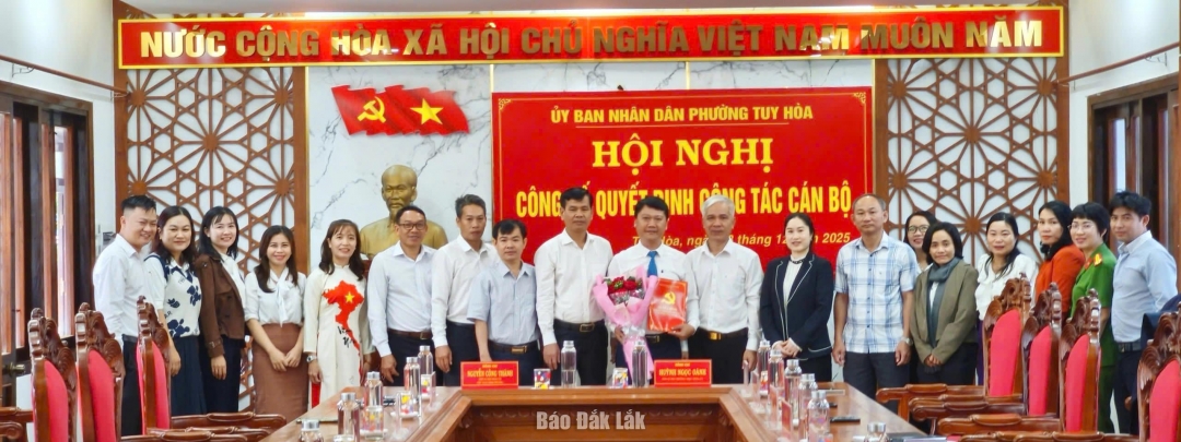 Lãnh đạo phường Tuy Hòa trao quyết định và chúc mừng Trung tâm Cung ứng dịch vụ sự nghiệp công phường Tuy Hòa.