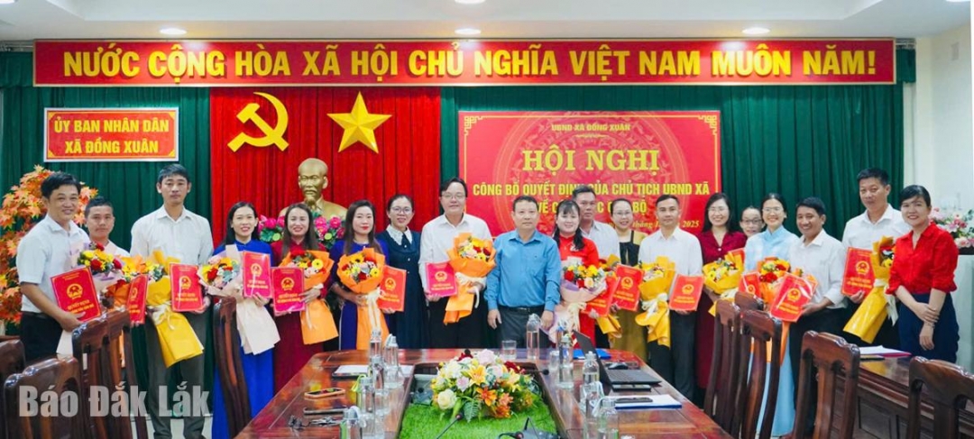 Lãnh đạo xã Đồng Xuân trao quyết định và chúc mừng Trung tâm Cung ứng dịch vụ sự nghiệp công xã Đồng Xuân.