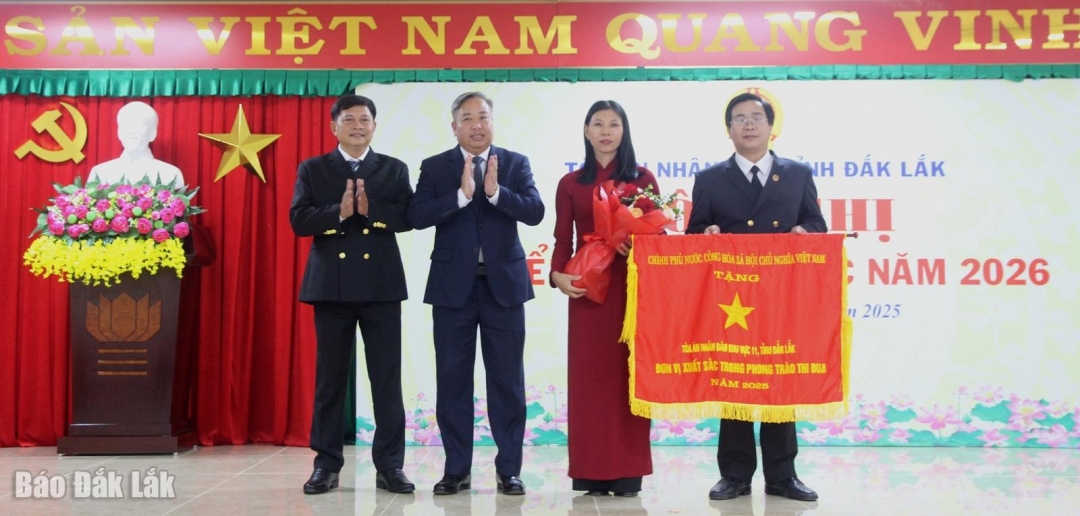 Thừa ủy quyền của Thủ tướng Chính phủ, Phó Chánh án TAND Tối cao Phạm Quốc Hưng trao Cờ thi đua tặng TAND Khu vực 11.