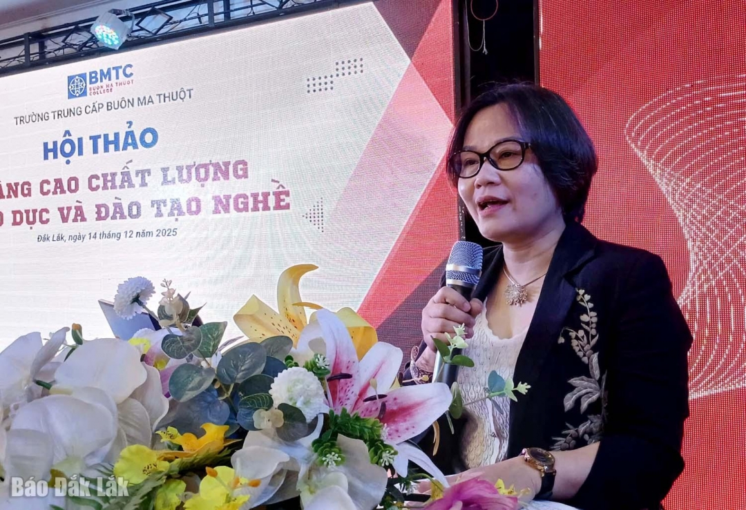 Trần Bích Huệ, Trưởng phòng Kiểm định, Cục Quản lý chất lượng (Bộ Giáo dục và Đào tạo) trình bày tham luận tại hội thảo