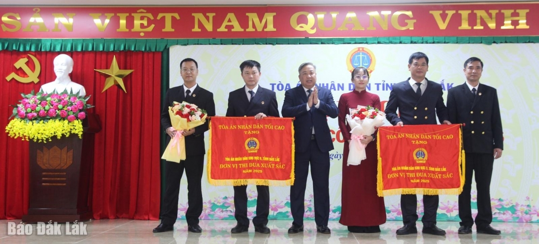 Phó Chánh án TAND Tối cao Phạm Quốc Hưng trao Cờ thi đua của TAND Tối cao tặng các tập thể.