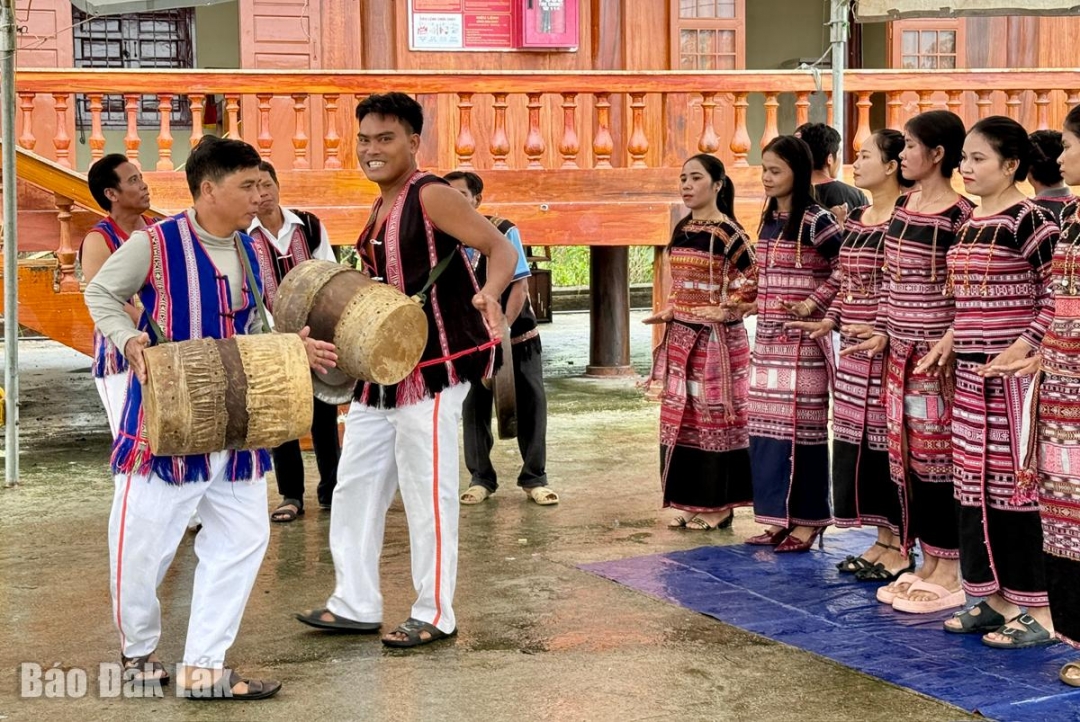 Biểu diễn Nghệ thuật Trống đôi, Cồng ba, Chiêng năm ở thôn Xí Thoại, xã Xuân Lãnh.