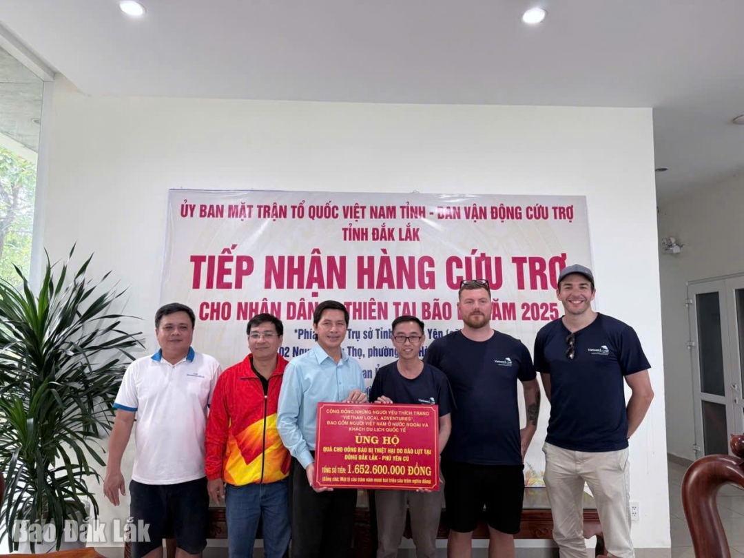 Cộng đồng những người yêu thích trang “Viet Nam Local Adventures” trao biển tượng trưng cho tỉnh.