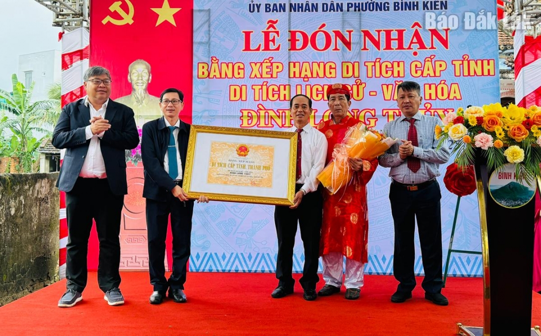 Lãnh đạo Sở VH-TT&DL trao bằng xếp hạng di tích cấp tỉnh đối với Đình Long Thủy.