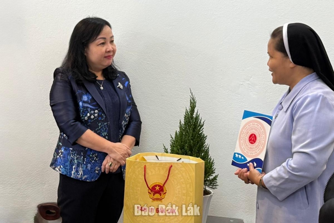 
Đồng chí Cao Thị Hòa An thăm hỏi đời sống, tình hình sinh hoạt và chúc mừng lễ Giáng sinh năm 2025 tại Cô nhi viện Mằng Lăng.