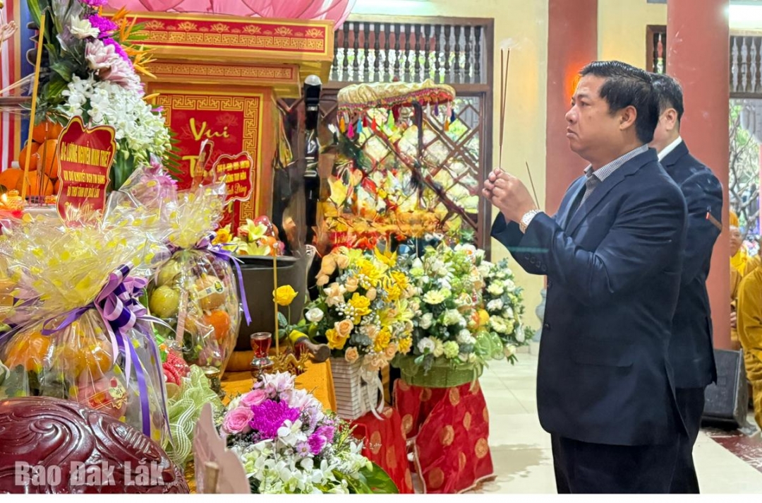 Đồng chí Lương Nguyễn Minh Triết, Ủy viên dự khuyết Ban Chấp hành Trung ương Đảng, Bí thư Tỉnh ủy dâng hương tại buổi lễ.