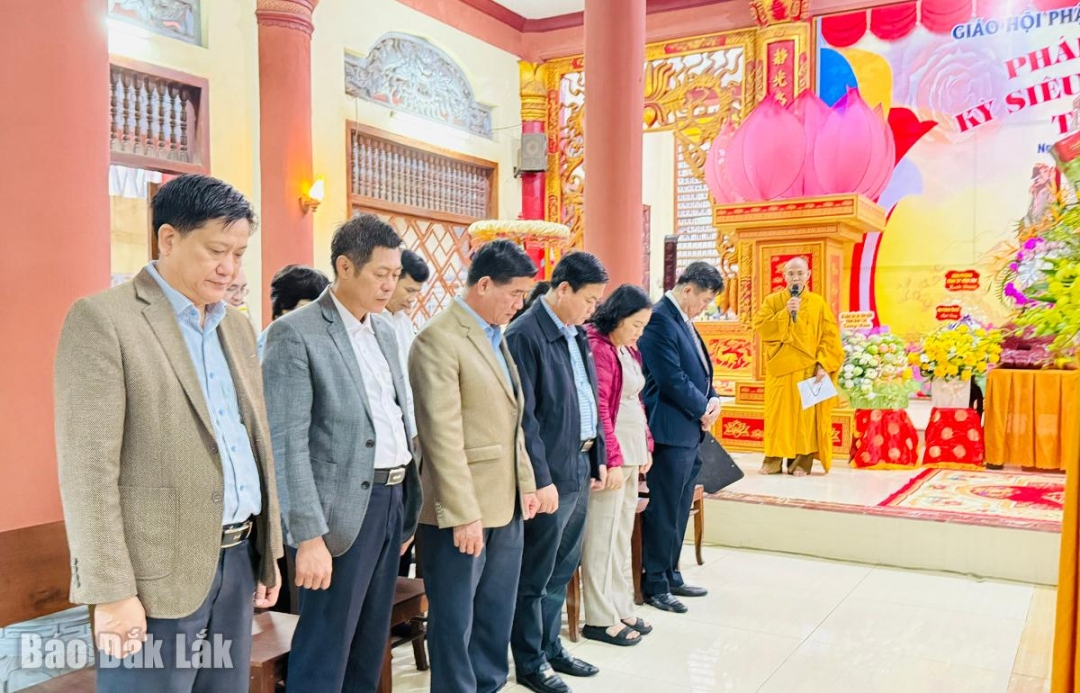 Các đại biểu tham dự mặc niệm.