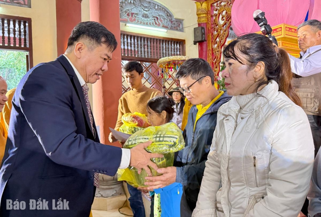 Đồng chí Trần Hữu Thế tặng quà cho các gia đình