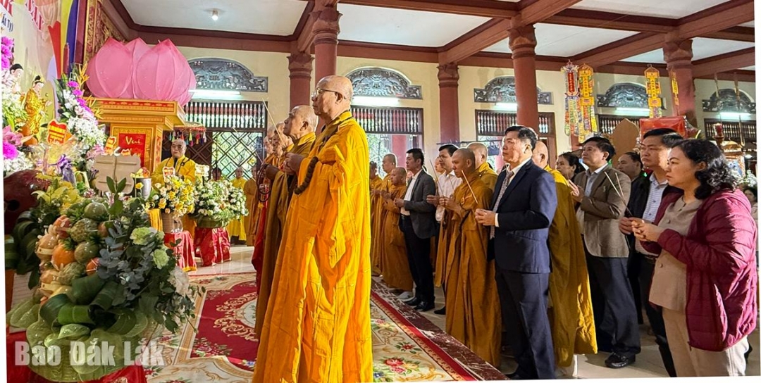 Các đại biểu, chư tôn đức tăng ni, phật tử và đông đảo nhân dân dâng hương cầu nguyện tại buổi lễ.