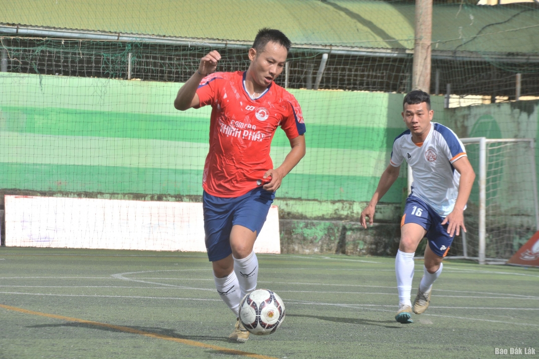 Trận cầu khai mạc giải, giữa đội phường Buôn Hồ và xã Ea Ning (trang phục đỏ).