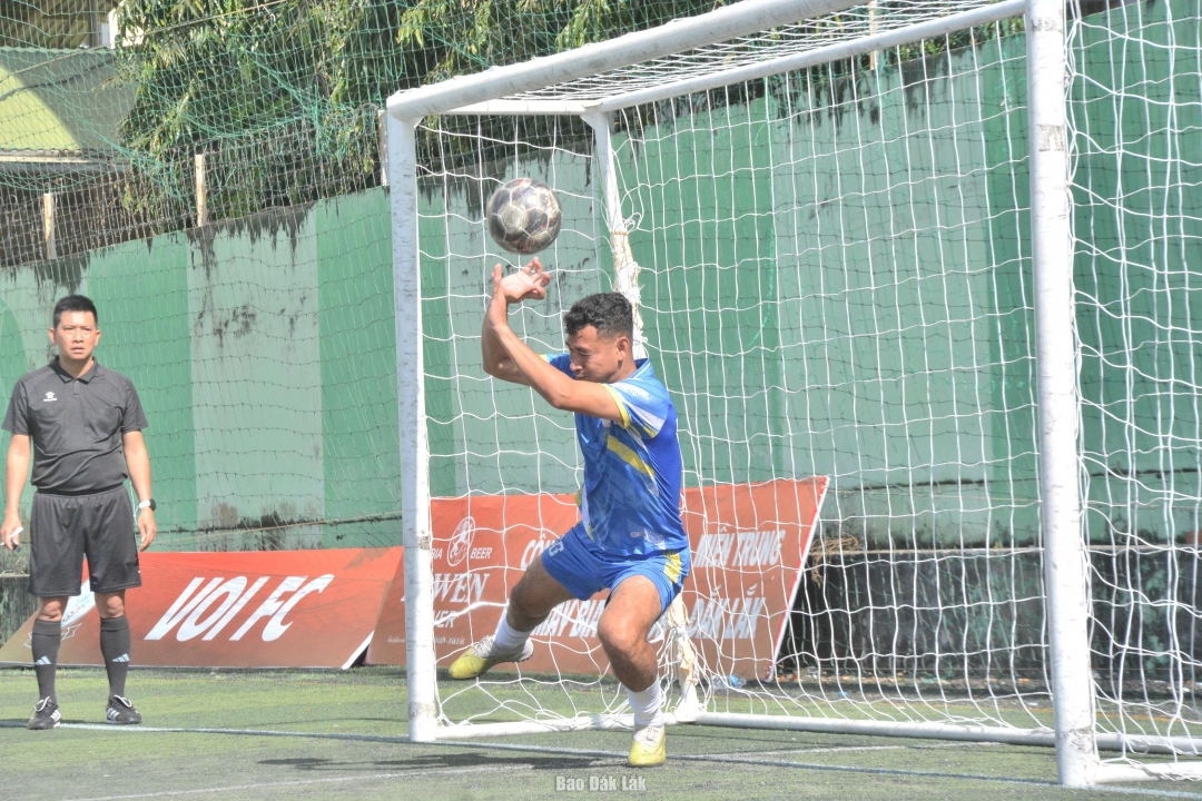 Y Chaly Êban cản phá thành công pha dứt điểm của