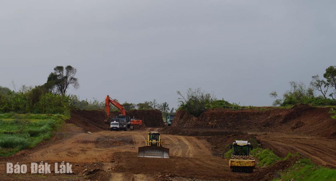 Nhà thầu thi công san ủi mặt bằng tại xã Ô Loan.
