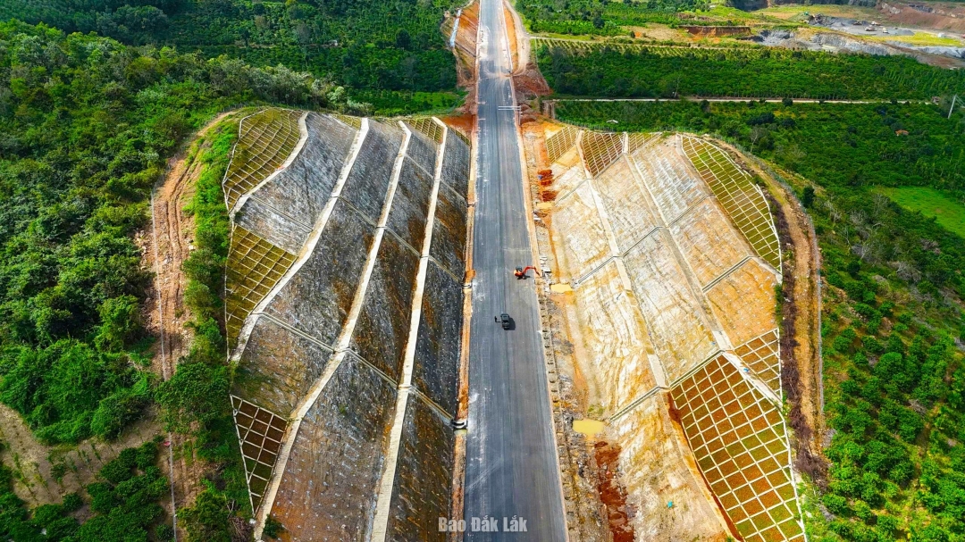 Con đường huyết mạch này sẽ rút ngắn khoảng cách từ thủ phủ nông sản đến các bến cảng, trung tâm xuất khẩu, giúp giảm thiểu chi phí logistic, nâng cao giá trị cạnh tranh cho thương hiệu cà phê và sầu riêng Đắk Lắk. Trên hành trình kết nối giữa đại ngàn và biển xanh, mỗi mét đường hình thành đều mang theo kỳ vọng về một cuộc sống ấm no hơn cho đồng bào các dân tộc, biến những tiềm năng trù phú của vùng đất đỏ bazan thành động lực tăng trưởng mạnh mẽ, bền vững.