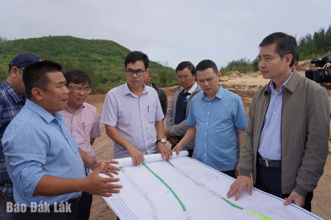 Lãnh đạo xã Ô Loan báo cáo tình hình giải phóng mặt bằng.