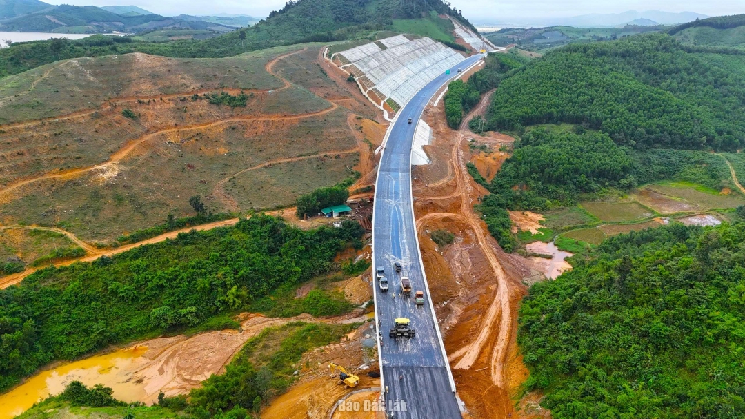 Công trình cao tốc Khánh Hòa – Buôn Ma Thuột được ví như dải lụa vắt qua bạt ngàn đồi núi, bạt ngàn các loại cây công nghiệp có giá trị kinh tế cao như sầu riêng, cà phê, hồ tiêu – là các loại cây trồng chủ lực của tỉnh Đắk Lắk. ự hiện diện của tuyến cao tốc không chỉ mang đến một diện mạo hạ tầng hiện đại, mà còn mở ra vận hội mới cho nông sản địa phương vươn tầm thế giới.