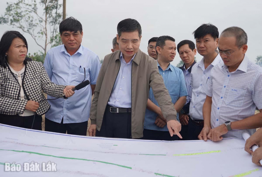 đồng chí Tạ Anh Tuấn, Phó Bí thư Tỉnh ủy, Chủ tịch UBND tỉnh chỉ đạo công tác thực hiện dự án Tuyến đường bộ ven biển tỉnh.
