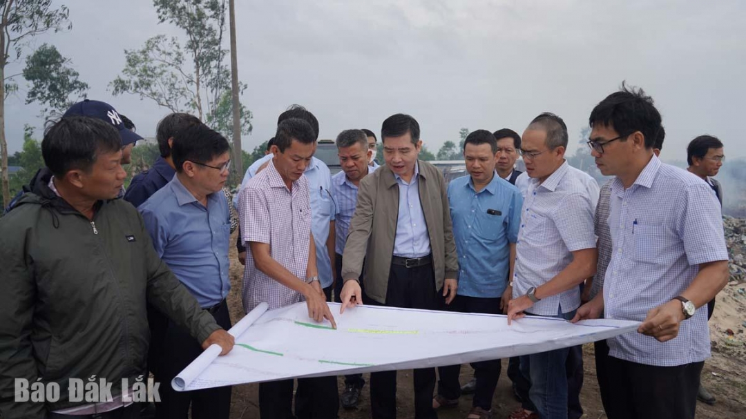 Lãnh đạo xã Tuy An Nam báo cáo tiến độ giải phóng mặt bằng.